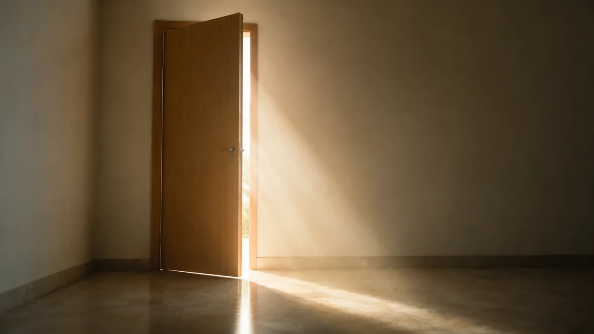 Pintu kayu tinggi polos yang baru pertama kali terbuka sedikit di ruangan kosong, cahaya pagi menyorot masuk lewat celahnya ke lantai yang bersih